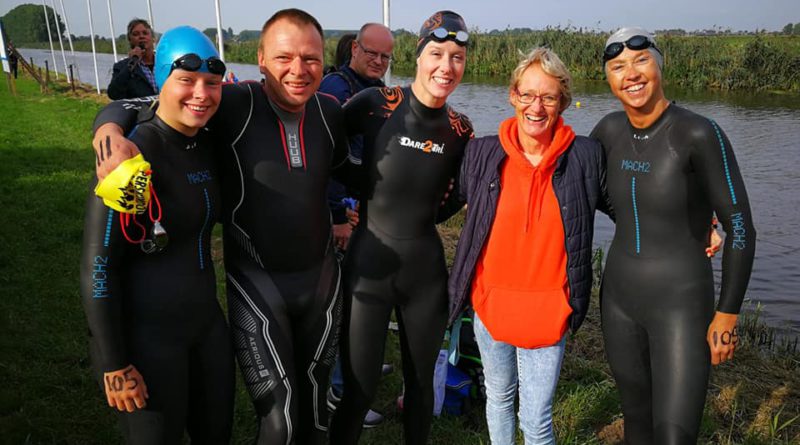 Jolanda met de vier leden van de Biesboschzwemmers die 5000m gezwommen hebben