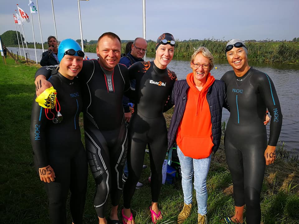 Jolanda met de vier leden van de Biesboschzwemmers die 5000m gezwommen hebben